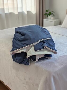 Boutique Reversible Cooling Comforter Navy & Light Blue Full/Queen 90x96 (EUC)